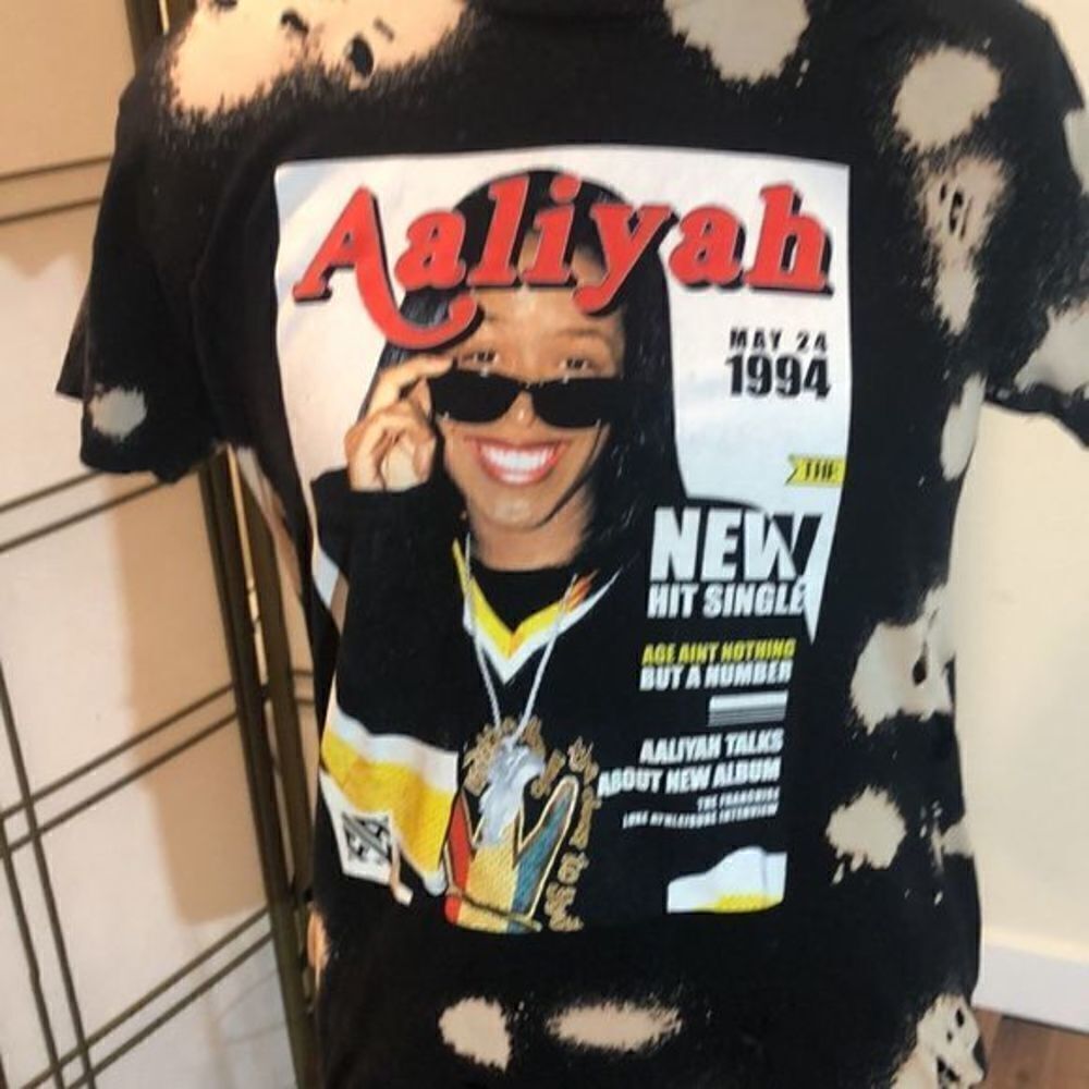 VNT Aaliyah 1994 snip tease distressed Bleached look music cover T shirt medium